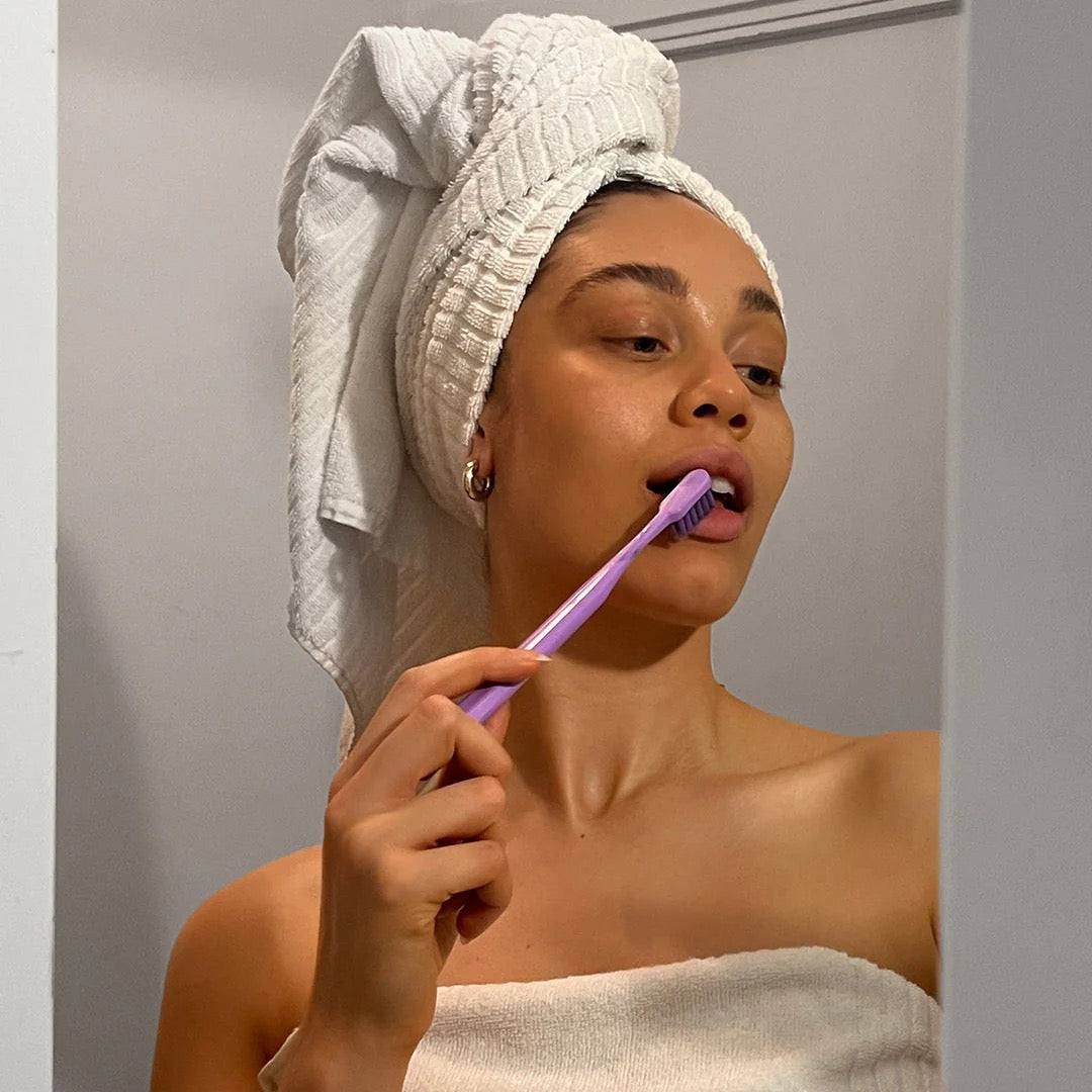 HUMBLE BRUSH Adult Soft 7000 kıl içeren Bitki Bazlı Diş Fırçası Lila