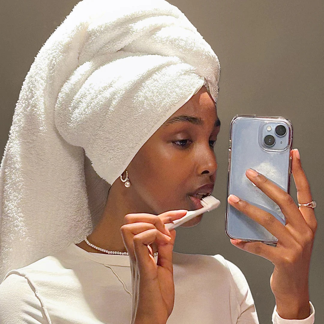 HUMBLE BRUSH Adult Soft 7000 kıl içeren Bitki Bazlı Diş Fırçası Beyaz