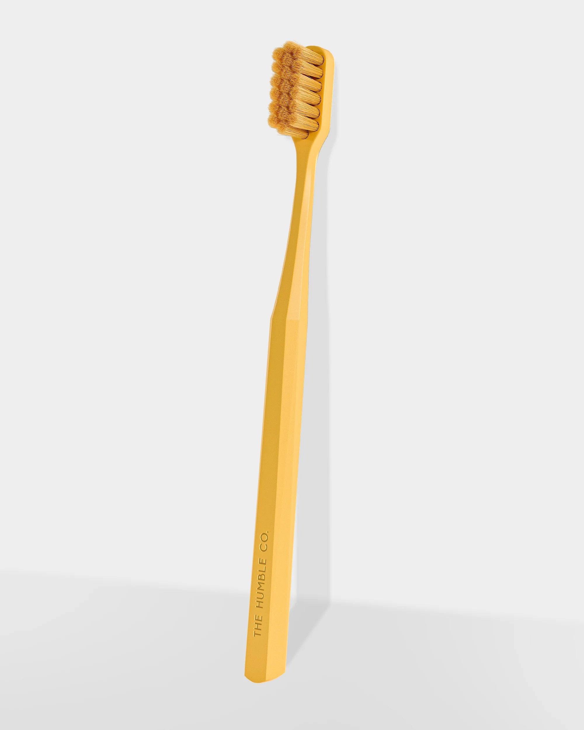 HUMBLE BRUSH Adult Soft 7000 kıl içeren Bitki Bazlı Diş Fırçası Sarı