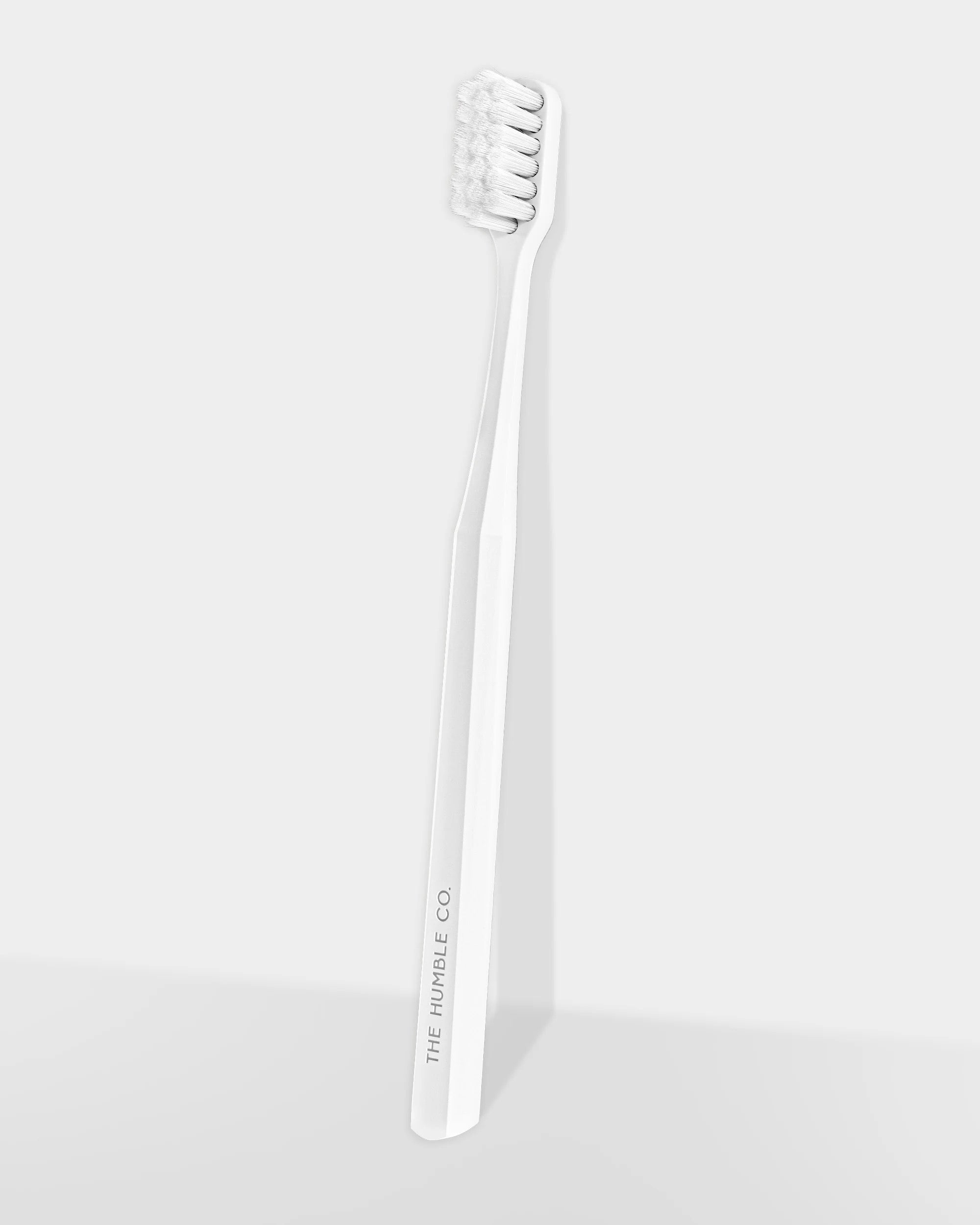 HUMBLE BRUSH Adult Soft 7000 kıl içeren Bitki Bazlı Diş Fırçası Beyaz