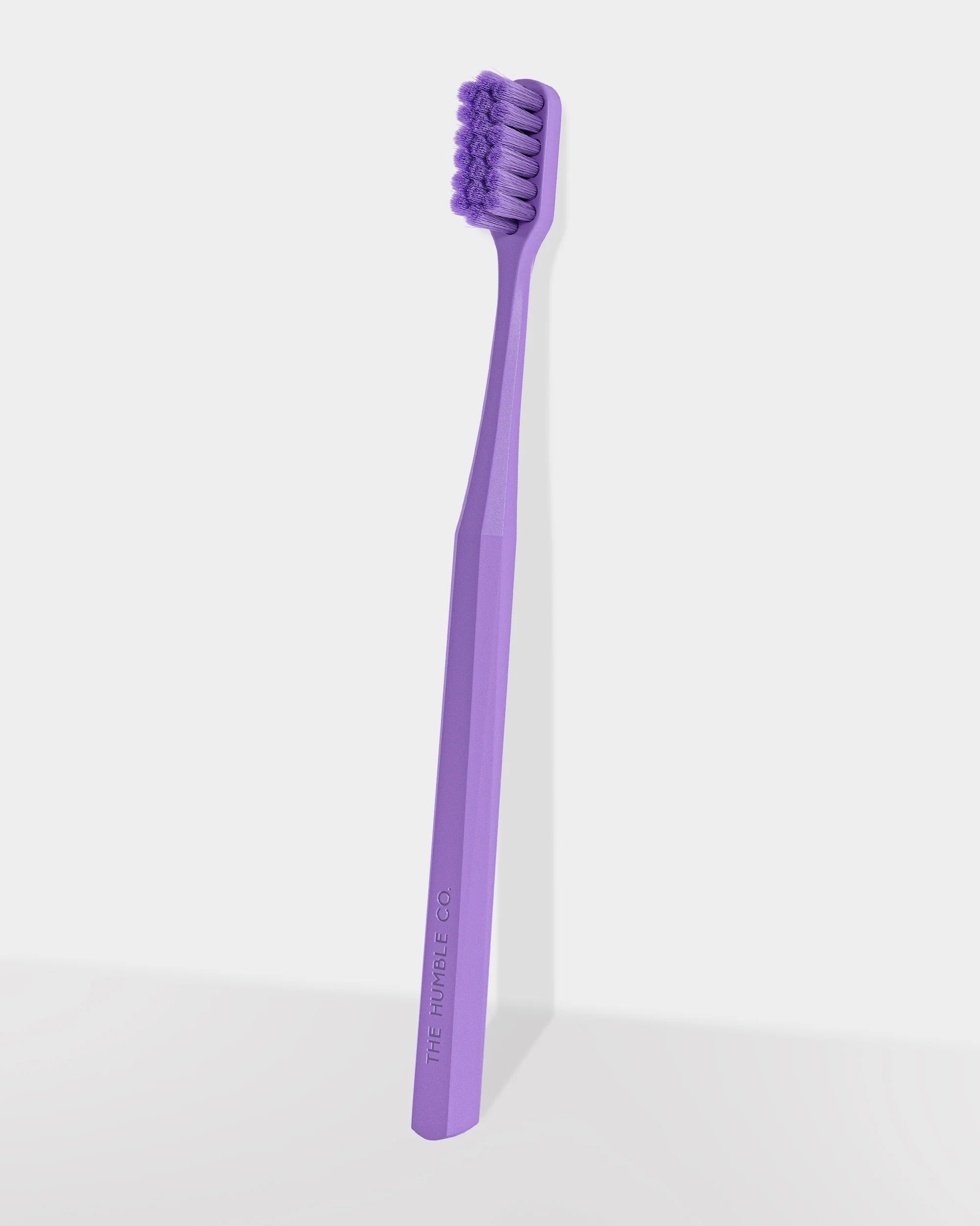 HUMBLE BRUSH Adult Soft 7000 kıl içeren Bitki Bazlı Diş Fırçası Lila