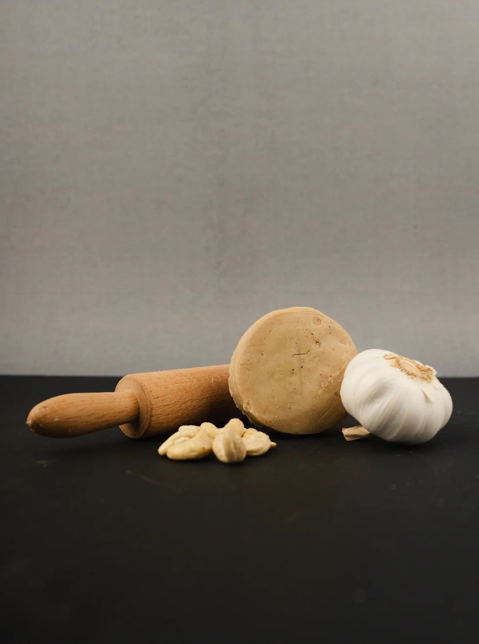 ITZ NUTZ Siyah Sarımsaklı Olgunlaştırılmış Kalıp Kaju 140 g (Peynir gibi)