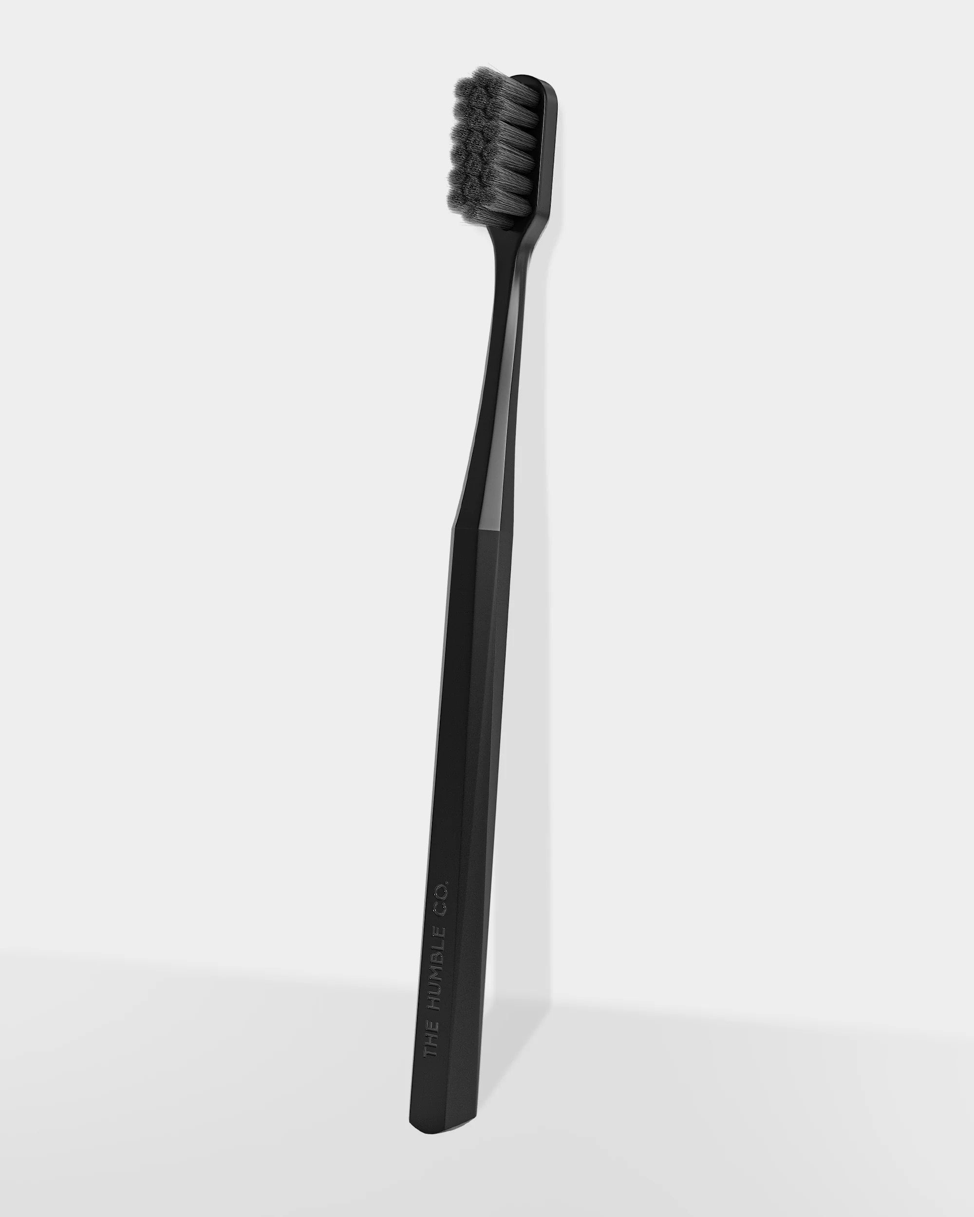 HUMBLE BRUSH Adult Soft 7000 kıl içeren Bitki Bazlı Diş Fırçası Siyah
