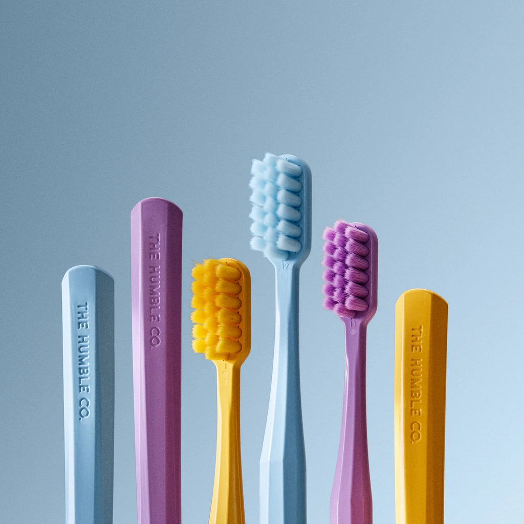 HUMBLE BRUSH Adult Soft 7000 kıl içeren Bitki Bazlı Diş Fırçası Mavi