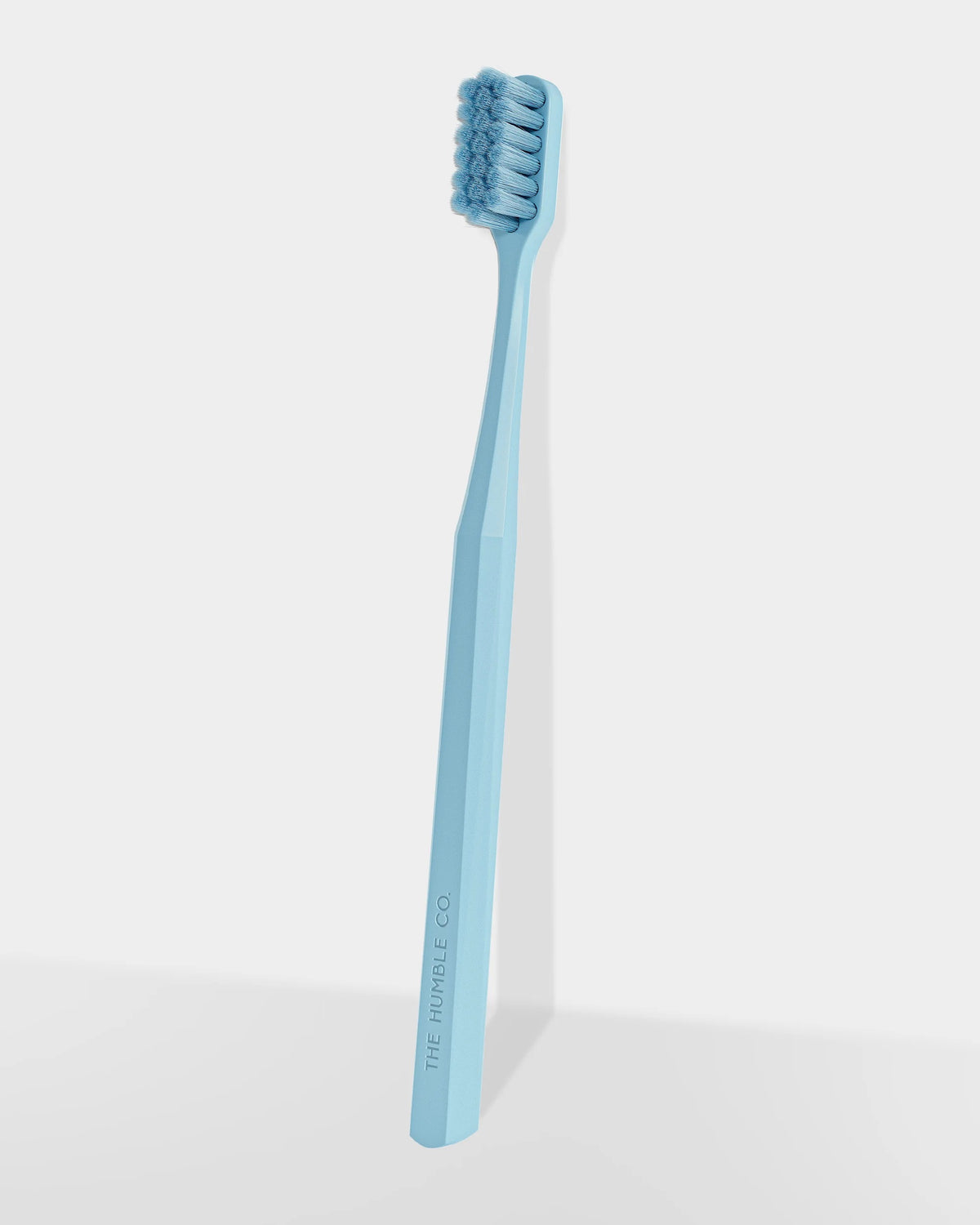 HUMBLE BRUSH Adult Soft 7000 kıl içeren Bitki Bazlı Diş Fırçası Mavi