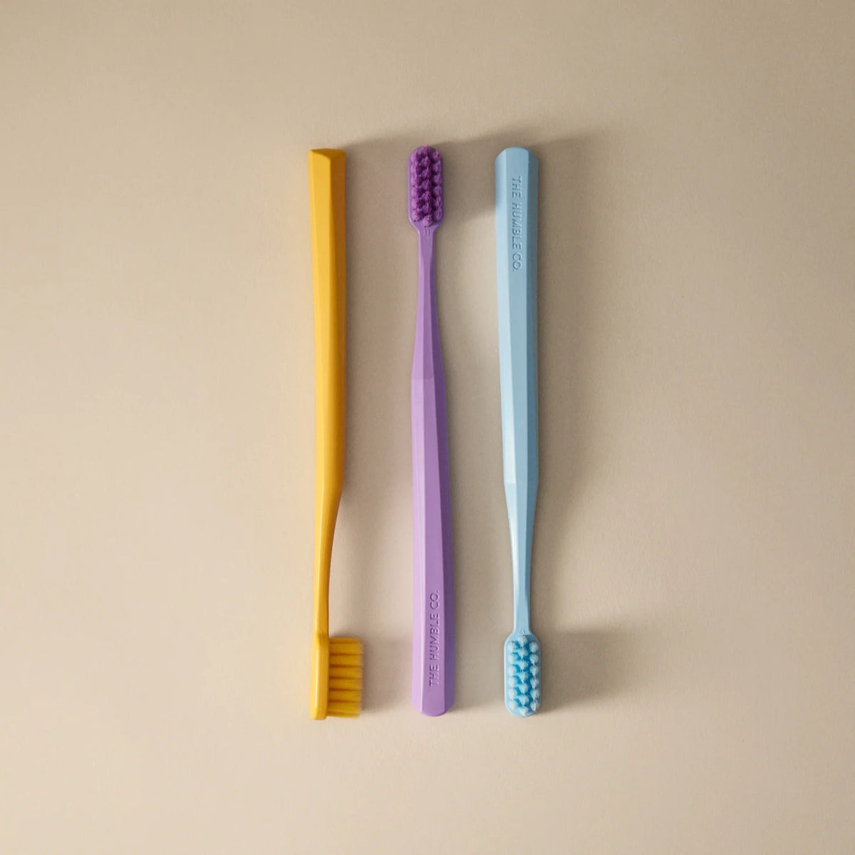 HUMBLE BRUSH Adult Soft 7000 kıl içeren Bitki Bazlı Diş Fırçası Sarı