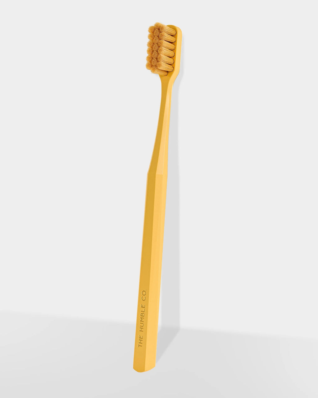 HUMBLE BRUSH Adult Soft 7000 kıl içeren Bitki Bazlı Diş Fırçası Sarı