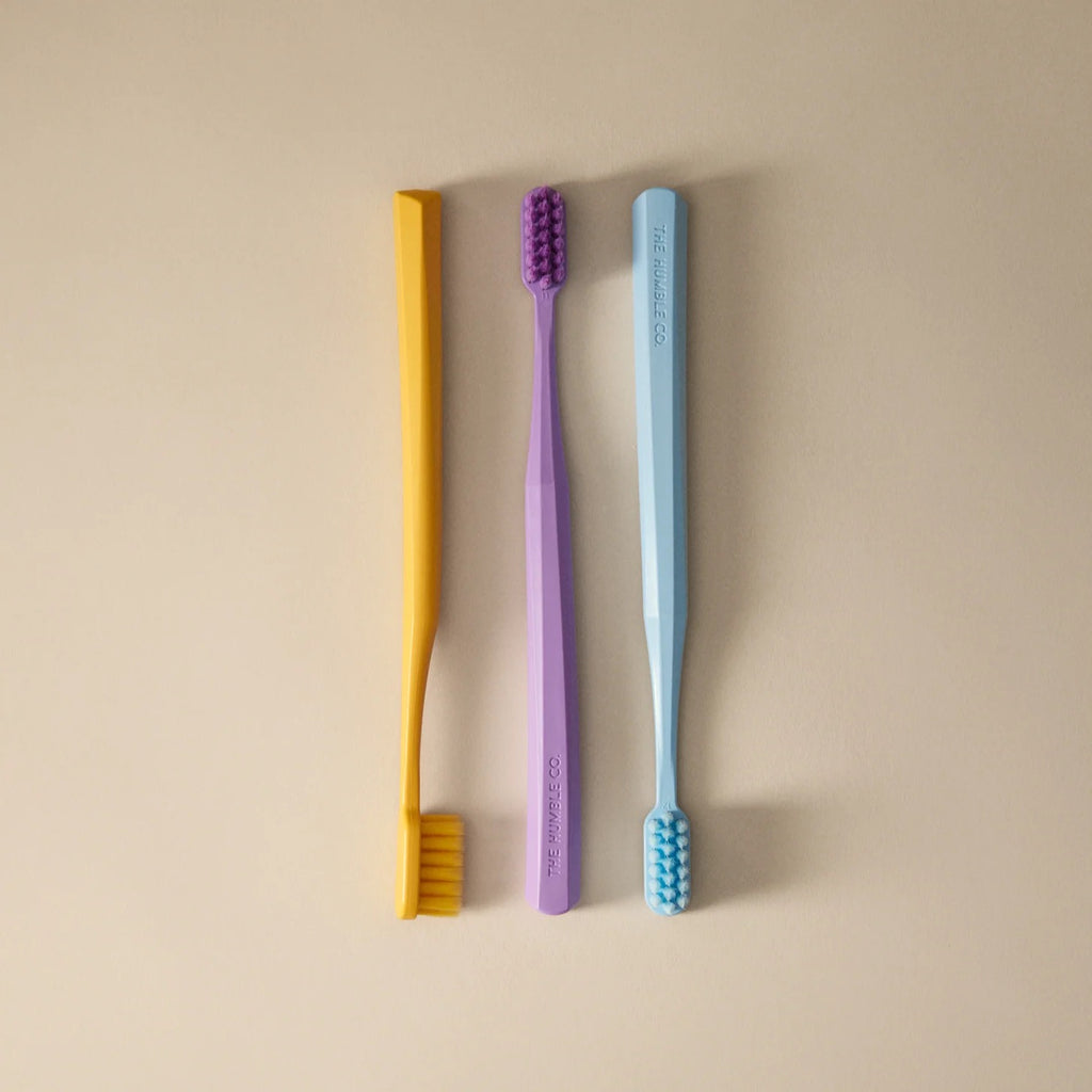 HUMBLE BRUSH Adult Soft 7000 kıl içeren Bitki Bazlı Diş Fırçası Siyah