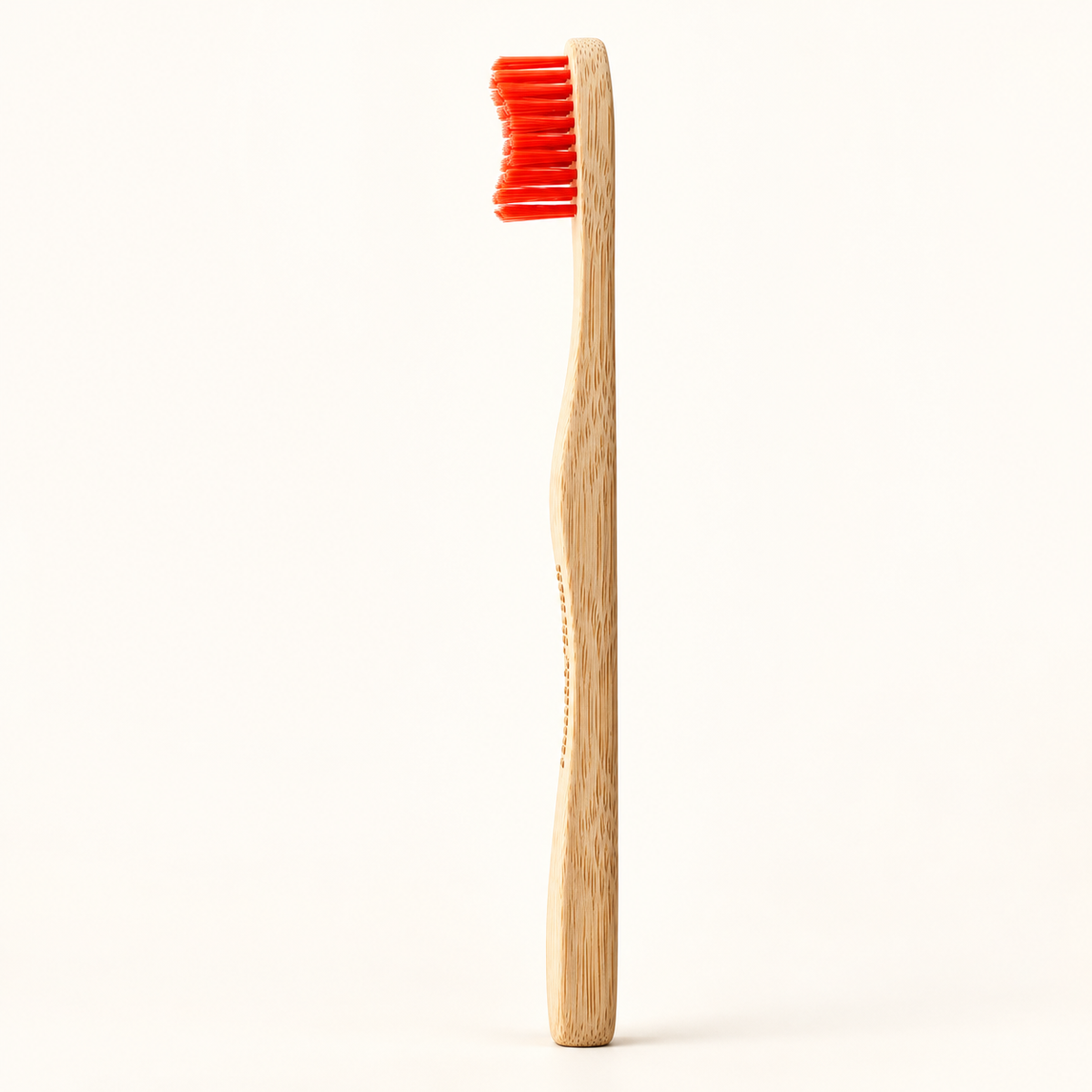 HUMBLE BRUSH Bambu Yetişkin Diş Fırçası Medium- Orta Sert KIRMIZI – stüdyo çekimi