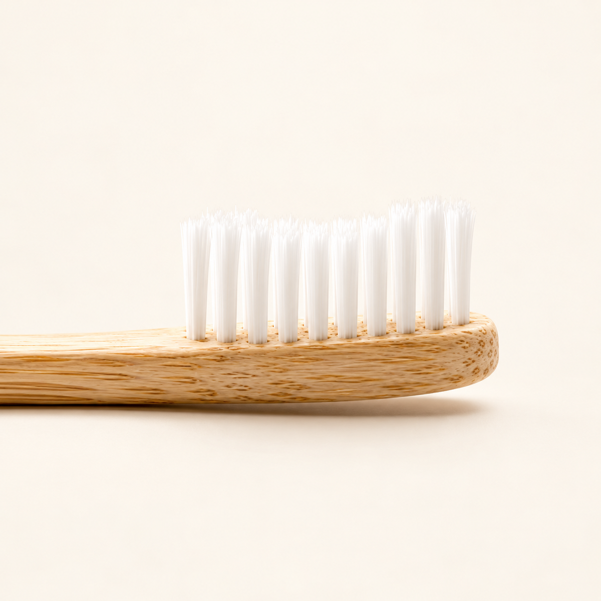 HUMBLE BRUSH Bambu Yetişkin Diş Fırçası Soft-Yumuşak BEYAZ – stüdyo çekimi