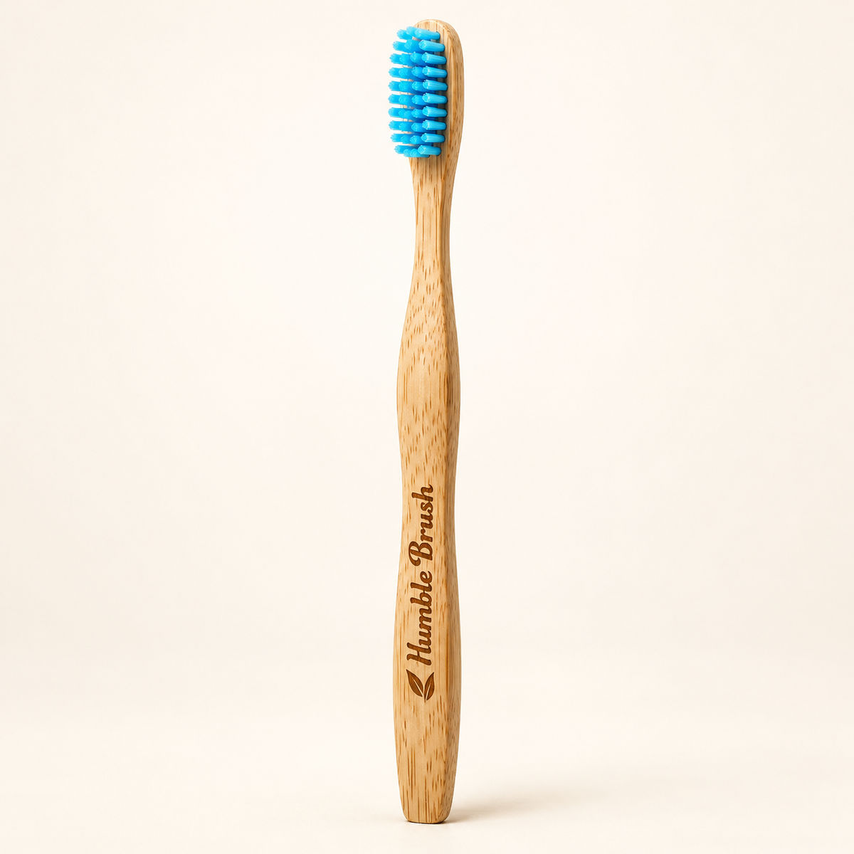 HUMBLE BRUSH Bambu Yetişkin Diş Fırçası Soft-Yumuşak MAVİ – stüdyo çekimi