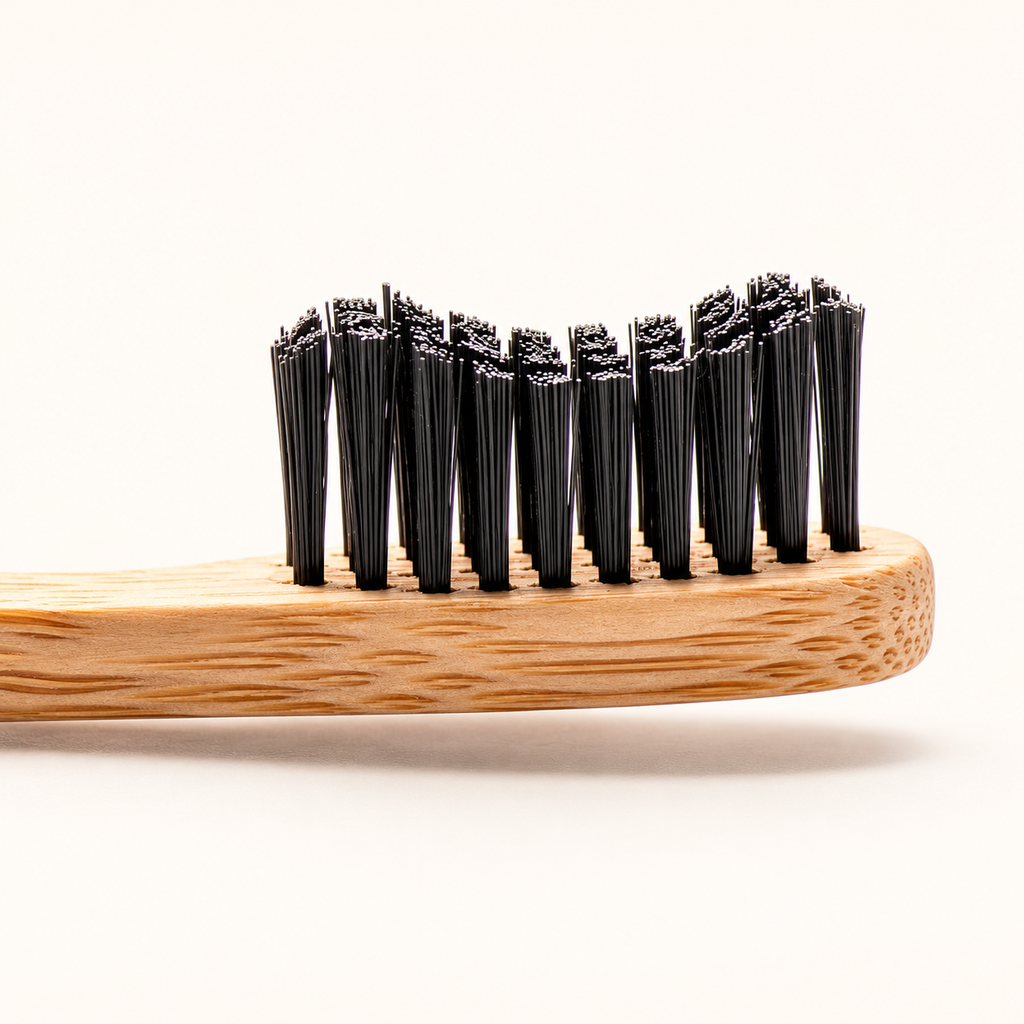 HUMBLE BRUSH Bambu Yetişkin Diş Fırçası Soft-Yumuşak SİYAH – stüdyo çekimi