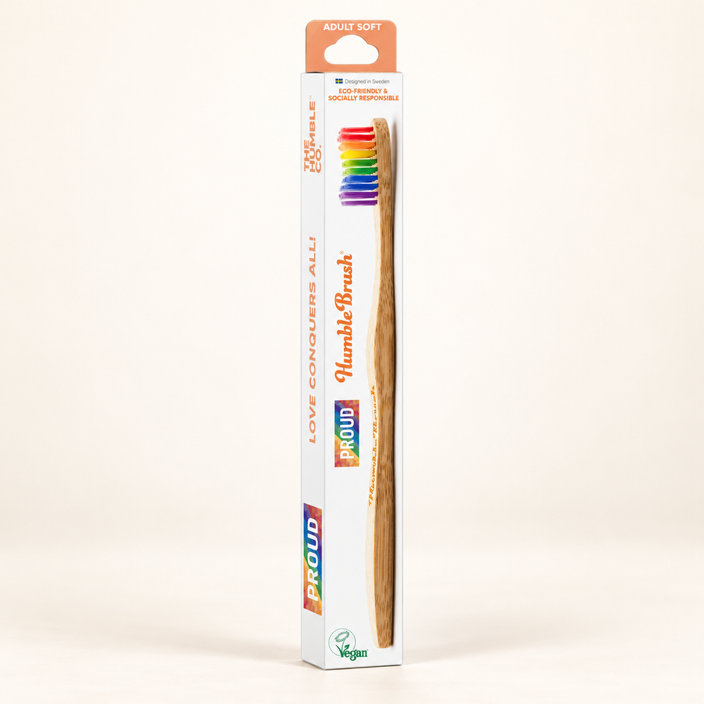 THE HUMBLE BRUSH Bambu Yetişkin Diş Fırçası Soft-Yumuşak PROUD – stüdyo çekimi