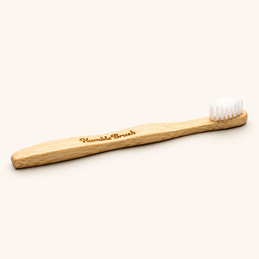 HUMBLE BRUSH Bambu Çocuk Diş Fırçası Ultra Soft-Çok Yumuşak BEYAZ – stüdyo çekimi