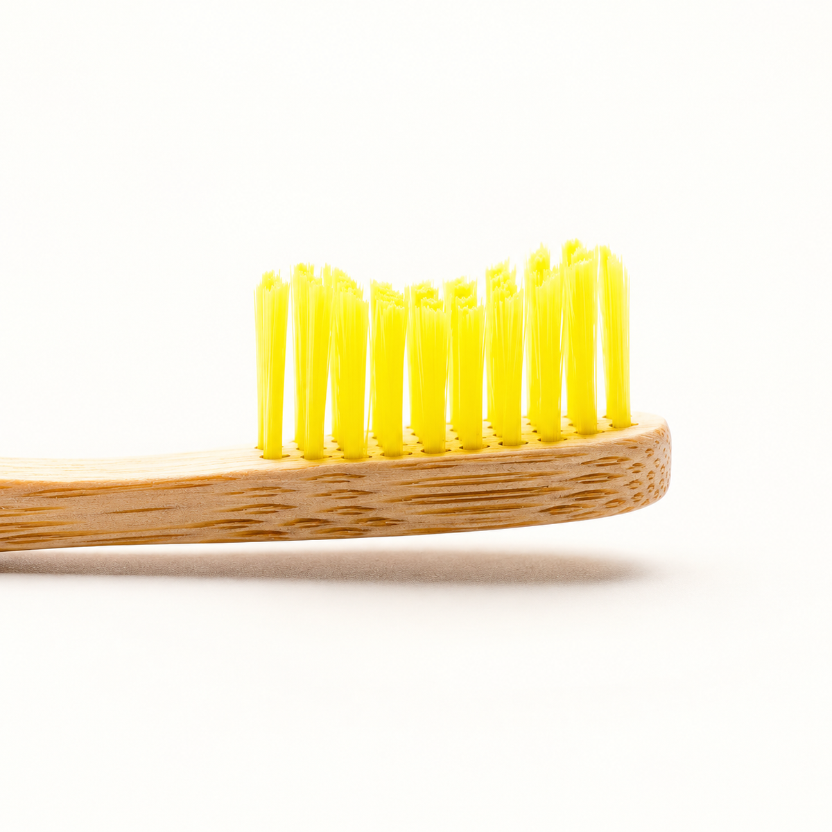 HUMBLE BRUSH Bambu Yetişkin Diş Fırçası Soft-Yumuşak SARI – stüdyo çekimi